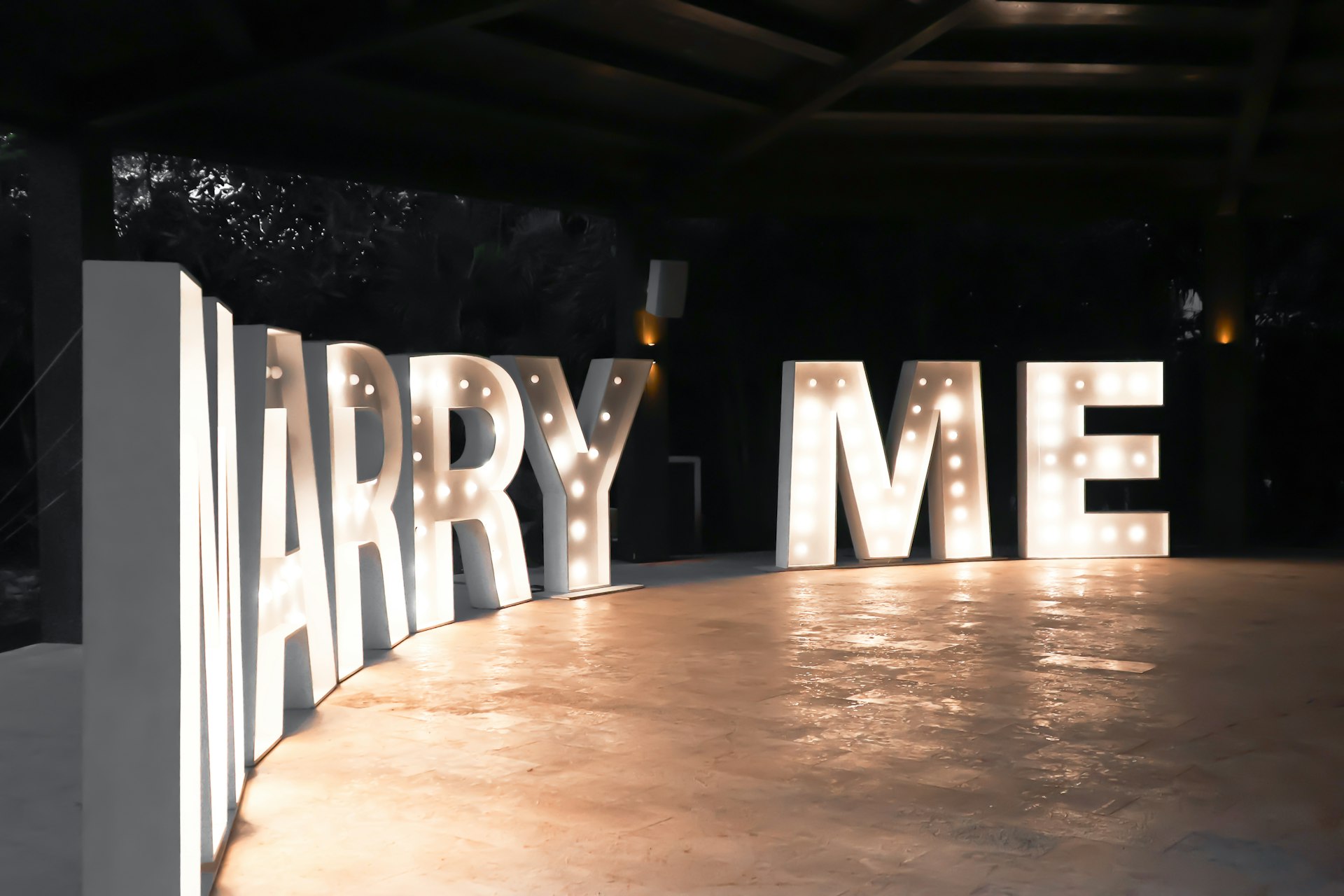 A sign that says marry me on it